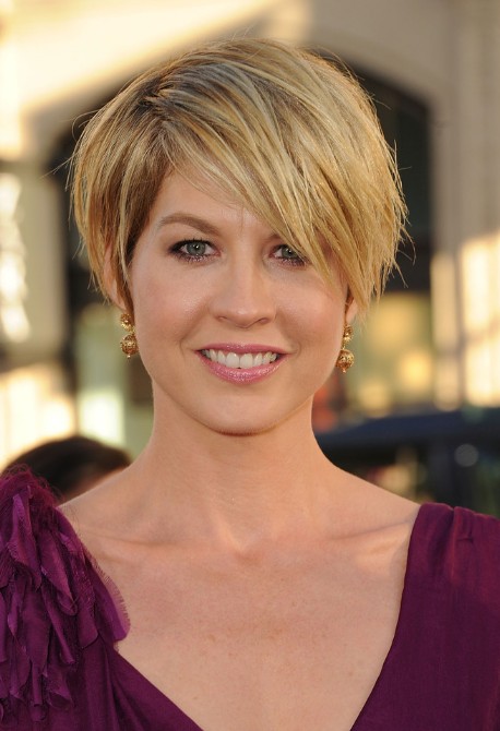 Jenna Elfman Short Messy Hairstyle with Bangs