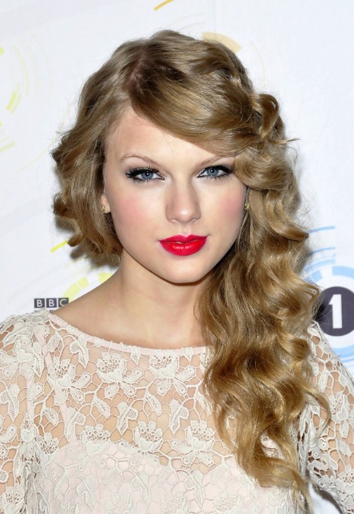Taylor Swift Curly Hairstyles